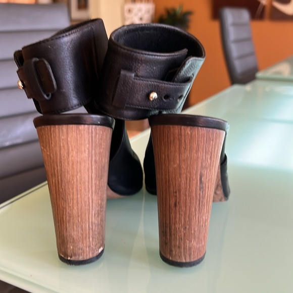 Black Vince Addie Sandals - Picture 3 of 7